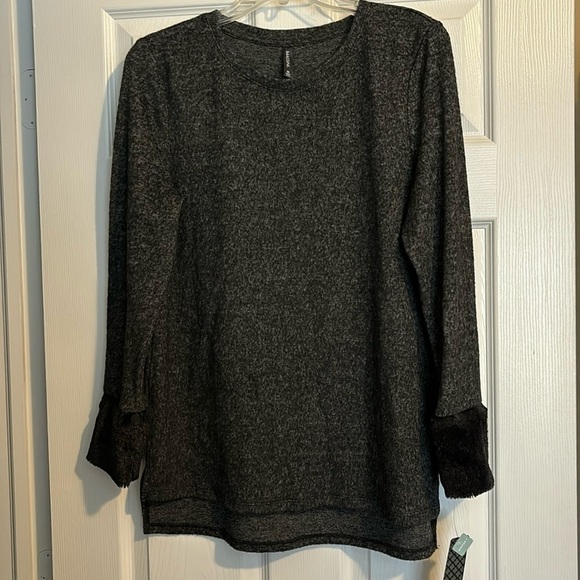 Massini NWT women’s black faux fur cuffs sweater size medium - Picture 1 of 7